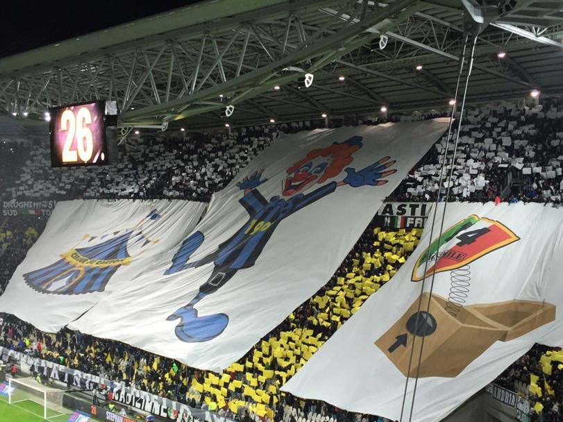 La coreografia dei tifosi bianconeri prima di Juventus-Inter: un circo 